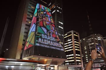 Fachada digital do edifício SESI/FIESP durante Brasil–Alemanha: Culturas Conectadas. Foto/imagem: Divulgação / Public Art Lab.
