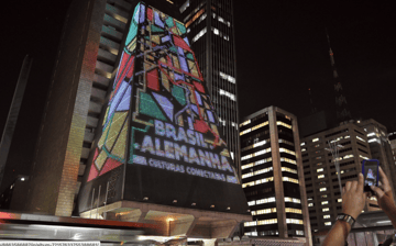 Fachada digital do SESI/FIESP durante Brasil-Alemanha: Culturas Conectadas, 2013. Foto: Divulgação / Public Art Lab.