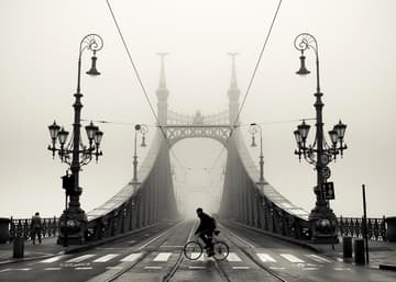 Budapest, ciclista e névoa