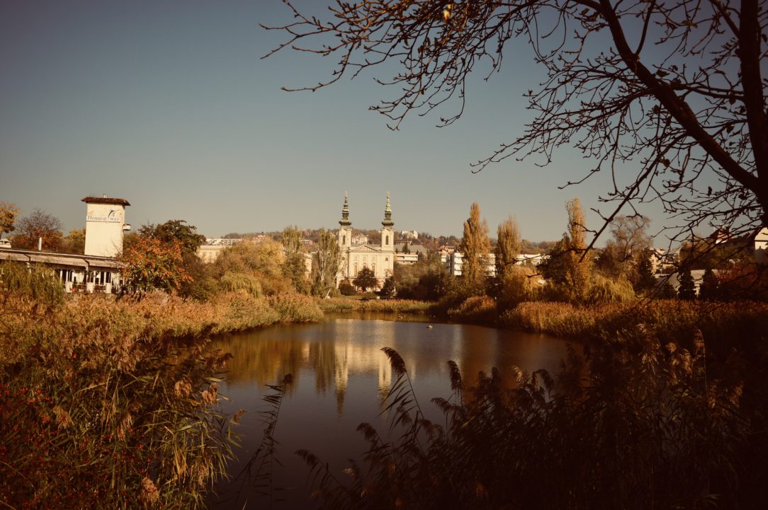 Esse lago é cartão postal! Mas quem disse que as pessoas encontram esse cantinho?  Church of Szentimreváros  Budapest, Villányi út 25., 1114