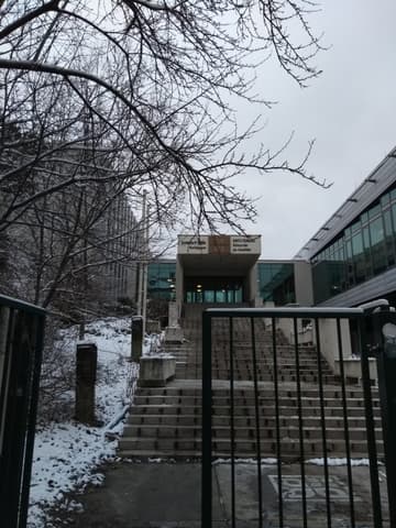 Entrada do dormitório da Universidade Szent Istvan, em Buda Side. Somogyi Imre Kollégium.