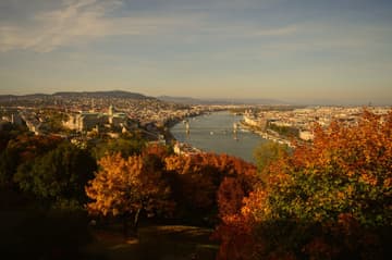 à esquerda, o lado BUDA.à direita, o lado peste.a foto foi tirada da Citadella, localizada em BUDA.
