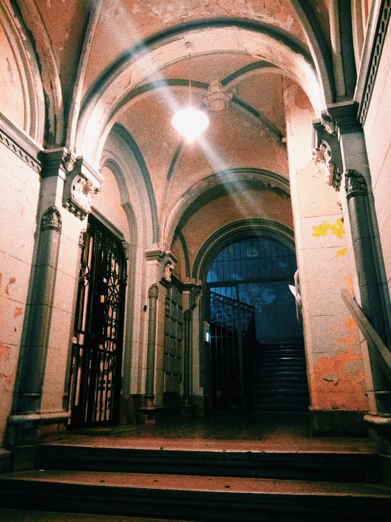 A entrada já é um museu. Vintage, descascando, pedindo reforma. Mas não, nada de reforma por aqui, é tudo TOMBADO!