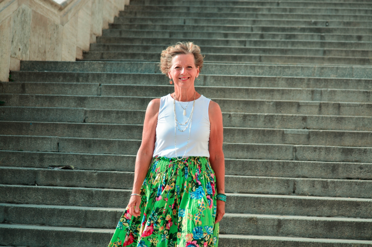 Cathy, American artist celebrating happiness in Budapest