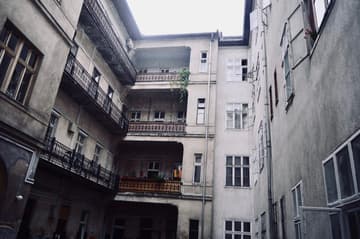 Enquanto isso, lá fora ... Chove! Vista da janela do meu quarto do distrito gypsy :D