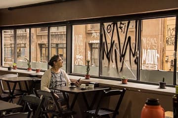 Salão histórico do Subte Vegan na janela com vista urbana