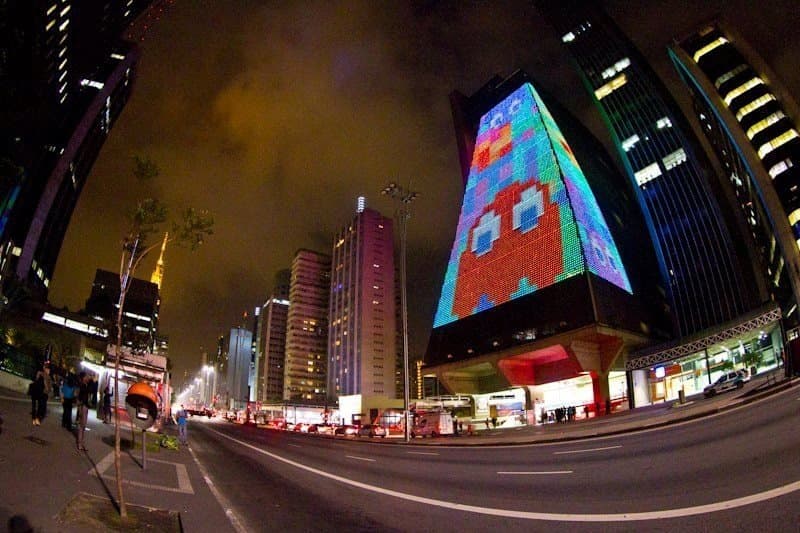 Mostra PLAY! na fachada da FIESP, em São Paulo, 2014. Foto: Divulgação / TecMundo.