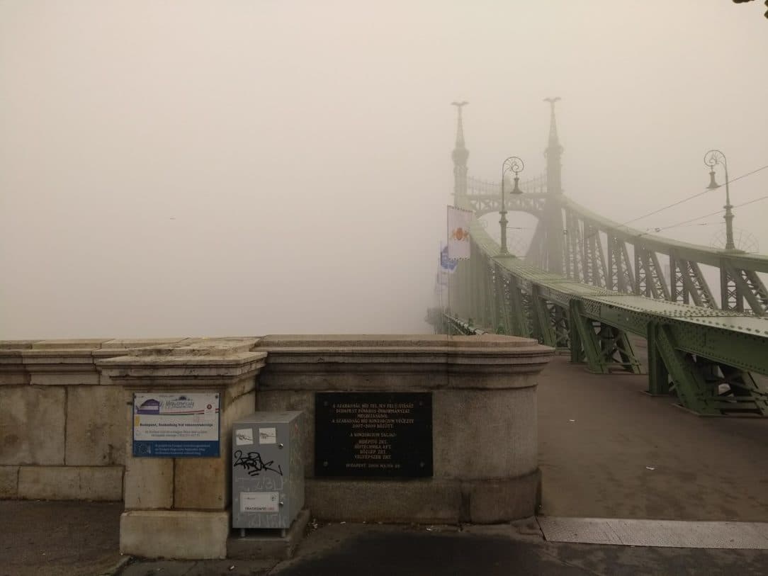 Inverno Europeu e um dia nebuloso em Budapeste