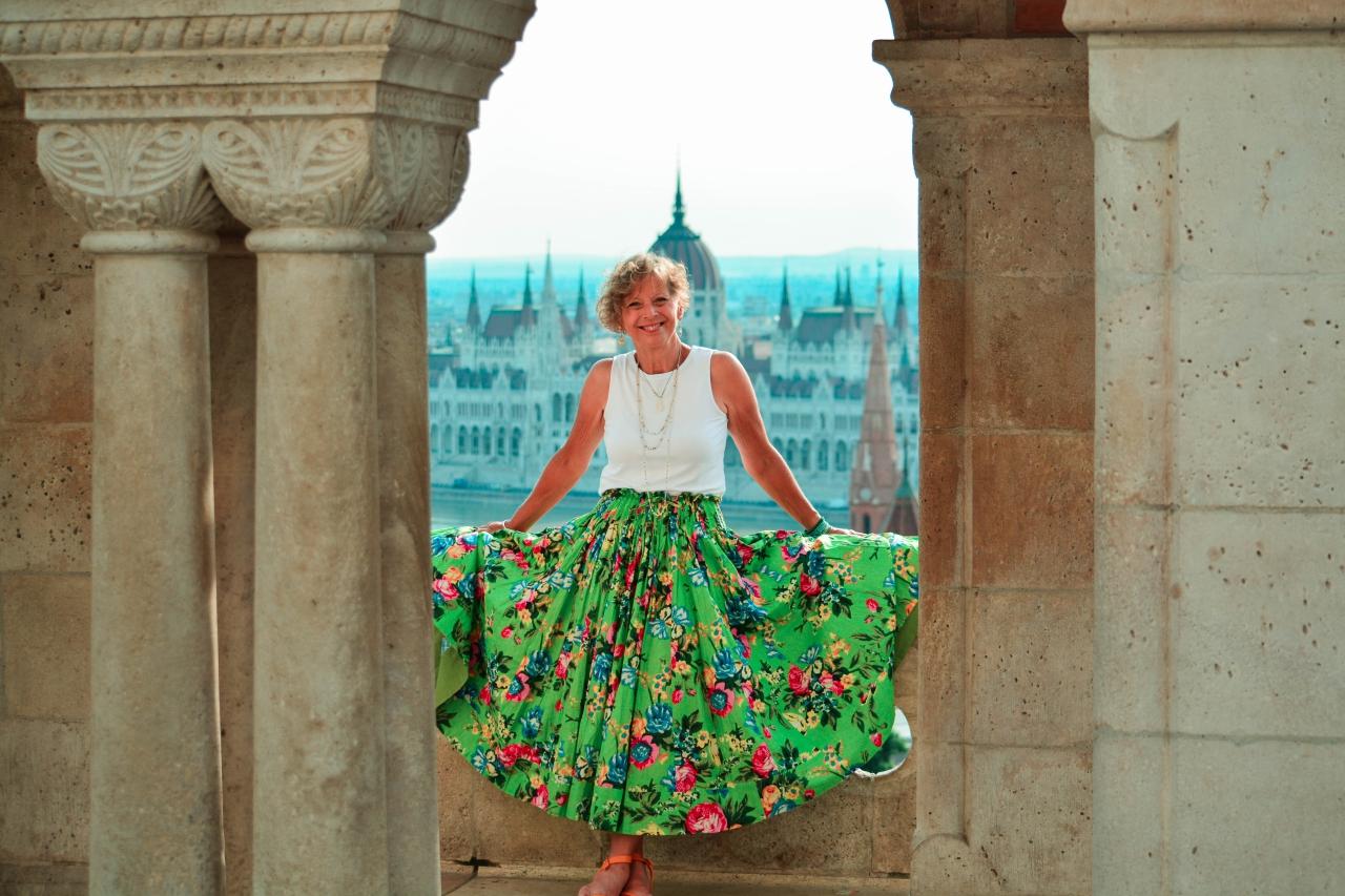 Cathy, American artist celebrating happiness in Budapest