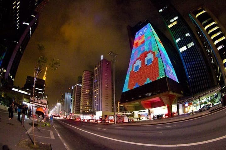 Mostra PLAY! na fachada da FIESP, em São Paulo, 2014. Foto: Divulgação / TecMundo.