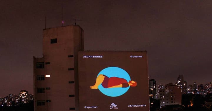 Projeção urbana do SP_URBAN Arte Conecta durante a quarentena, 2020. Foto: Divulgação / VEJA São Paulo.