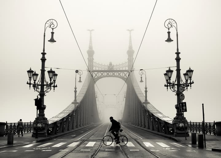 Budapest, ciclista e névoa