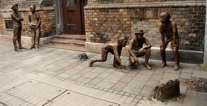 Escultura dos Meninos da Rua Paulo, na Práter utca 11.