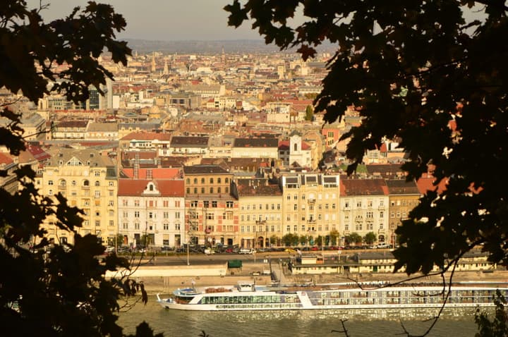 Subindo a trilha para a Citadella de Budapest