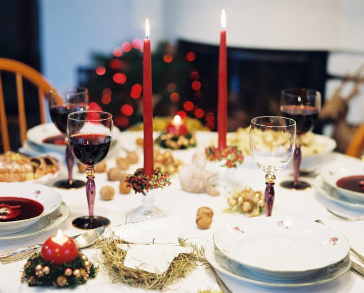 Prato vazio na mesa caso alguém bata a sua porta na ceia de natal na Polônia.