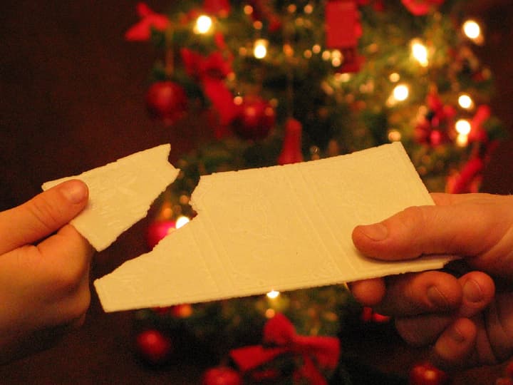 Opłatek é um pedaço de óstia dividido na ceia de natal polonesa