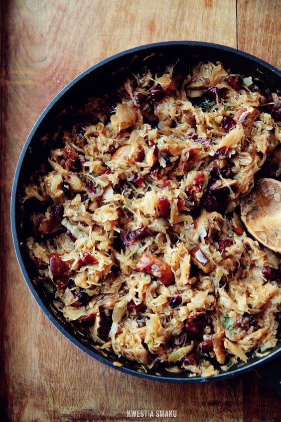 Bigos: : prato tradicional polonês (Chucrute e bacon)