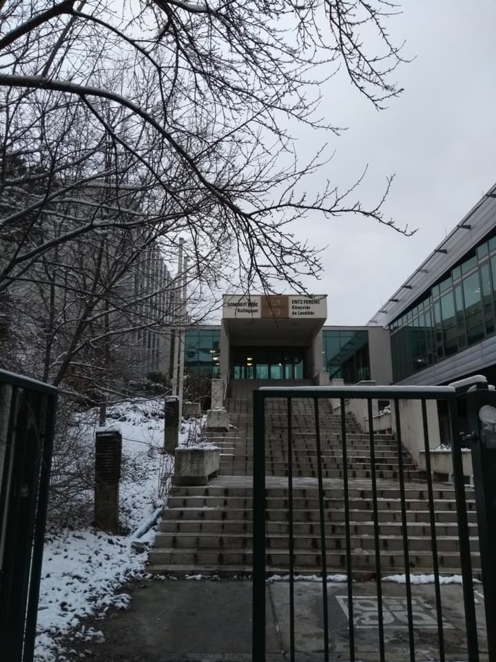 Entrada do dormitório da Universidade Szent Istvan, em Buda Side. Somogyi Imre Kollégium.