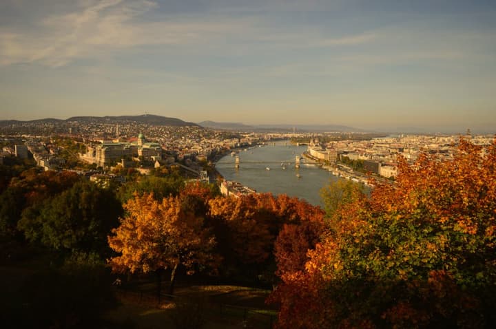 à esquerda, o lado BUDA.à direita, o lado peste.a foto foi tirada da Citadella, localizada em BUDA.