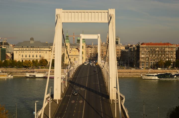 Vista da ponte moderna, de Buda olhando para Peste