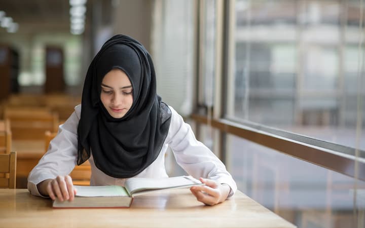 Estudante islâmica. Foto by Google. Achei linda!
