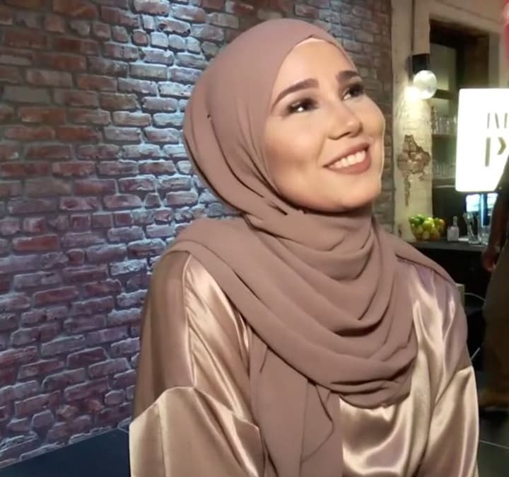 Essa menina é protagonista de uma séria chamada SKAM, norueguesa. Ela é do Marrocos e é imigrante em Oslo, na Noruega. Eu sou apaixonada pelos princípios dessa garota desde então. E eu via um pouco dela em cada menina islâmica que mora no dormitório.