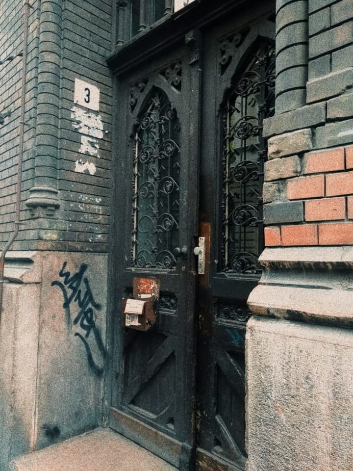 Essa é a entrada creepy do edifício. Velha, acabada, pichada. Mas é assim que eu gosto.