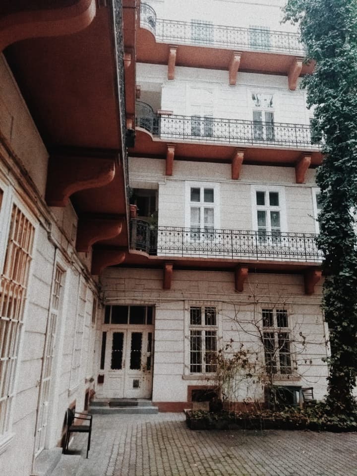 Essa é a parte interna do prédio. Todos os prédios antigos da cidade tem essa área interna, lindinha!