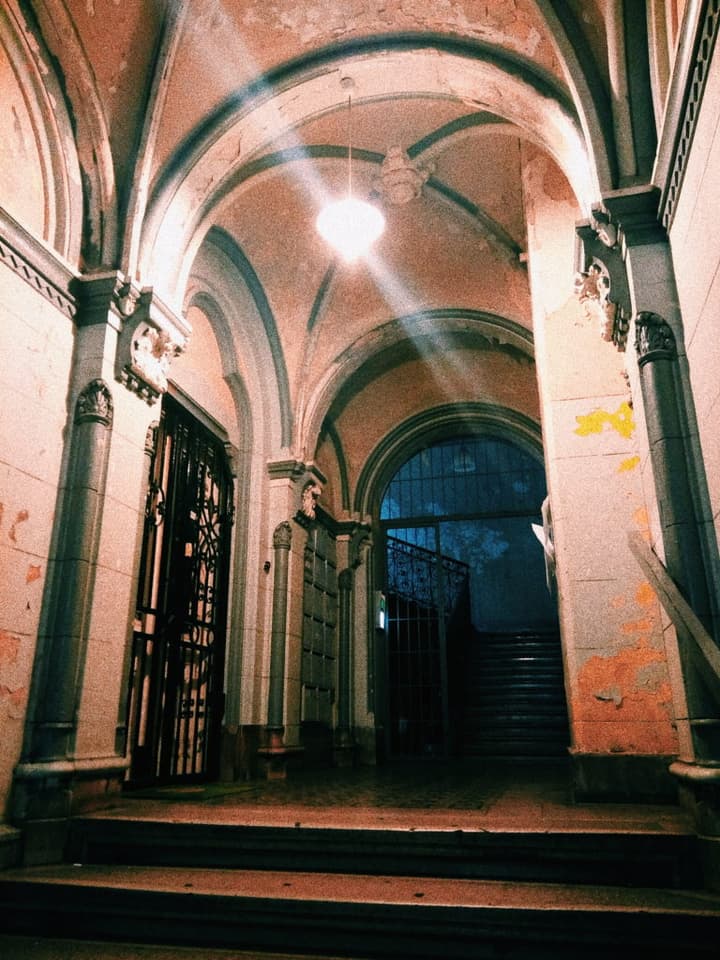 A entrada já é um museu. Vintage, descascando, pedindo reforma. Mas não, nada de reforma por aqui, é tudo TOMBADO!