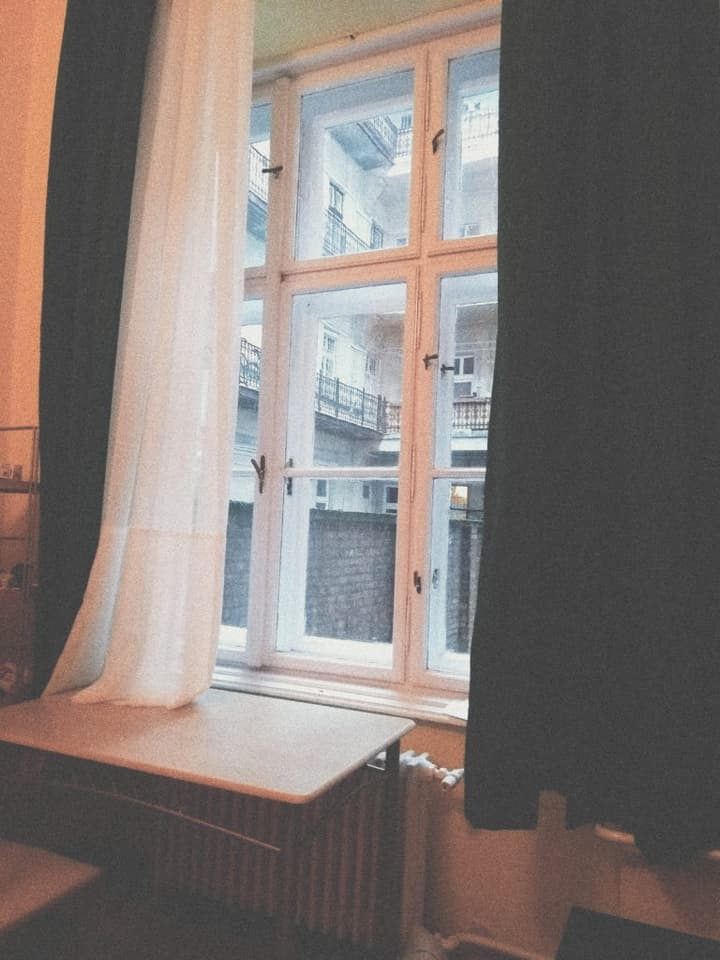 Janelas gigantes, luz natural, são coisas que estavam na minha lista de prioridades. Quartos escuros são deprimentes e eu preciso de uma vista inspiradora pra seguir nessa vida.