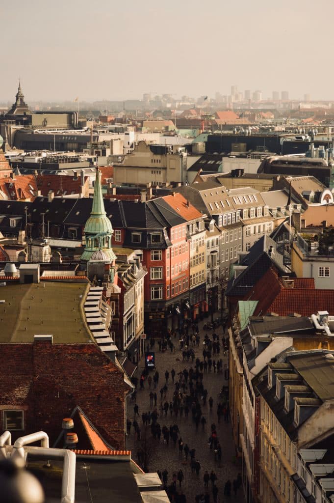 Vista de Rundetaarn, torre no centro de copenhagen