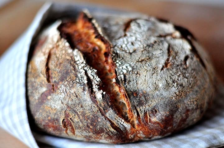 Pão rústico feito com sourdough