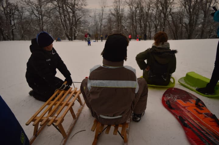 Crianças brincando na neve