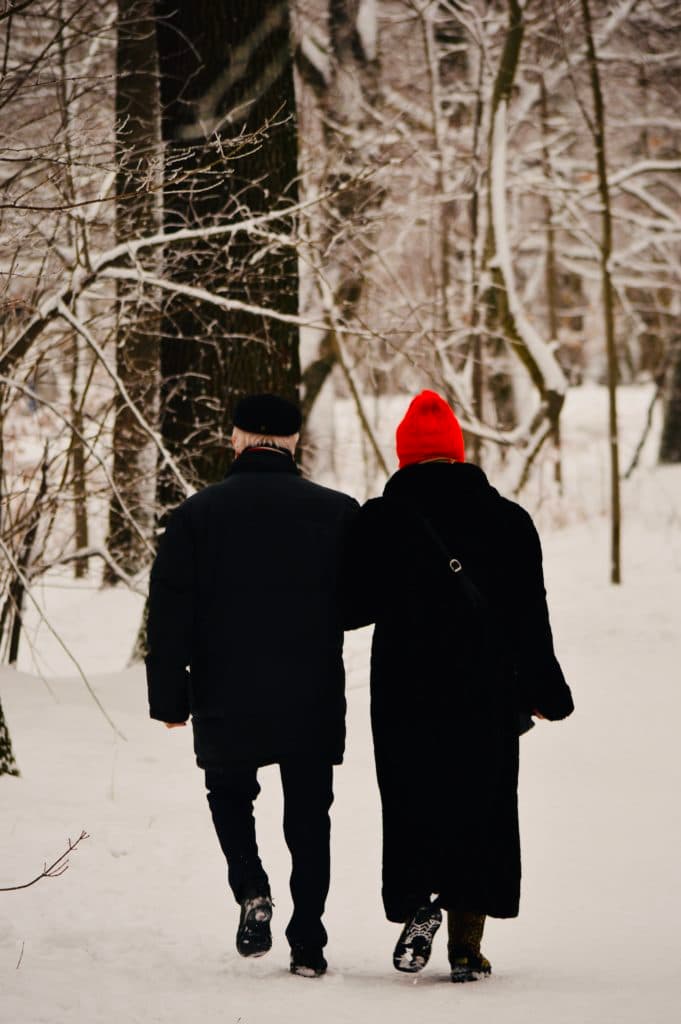 Até o casal de velhinhos saiu de casa desbravar a neve.