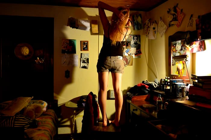 Meu quarto no Brasil.Sempre foi assim, coloridíssimo, cheio de colagens, varais, luz amarela.