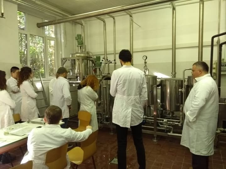 Aula prática de cervejaria.
