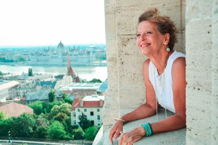 Cathy, American artist celebrating happiness in Budapest
