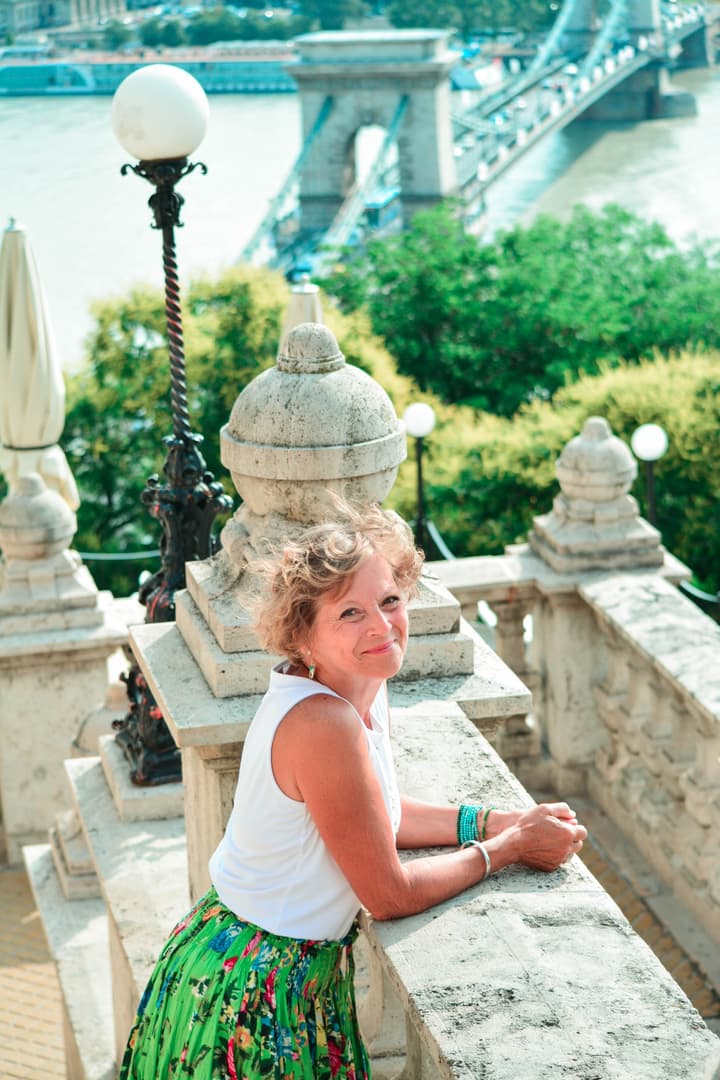 Cathy, American artist celebrating happiness in Budapest