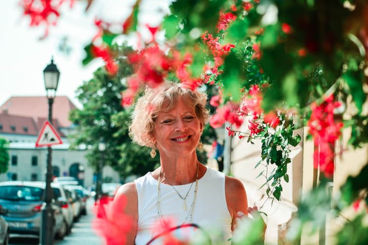 Cathy, American artist celebrating happiness in Budapest