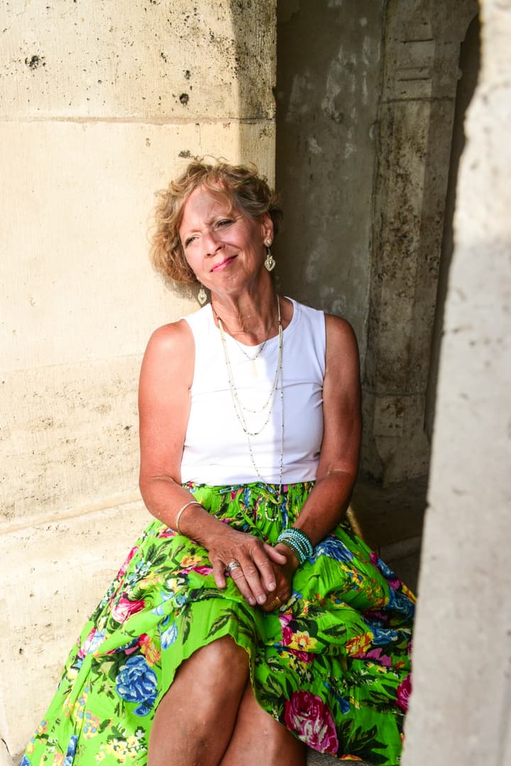 Cathy, American artist celebrating happiness in Budapest