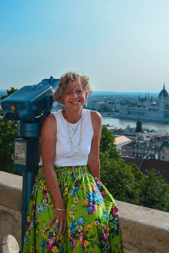Cathy, American artist celebrating happiness in Budapest
