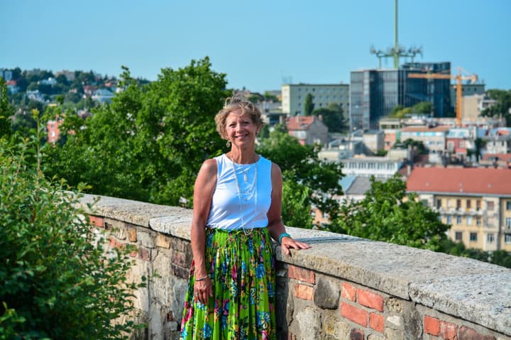 Cathy, American artist celebrating happiness in Budapest