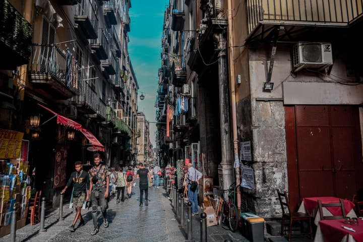 Napoli, um grande cortiço para amar ou odiar