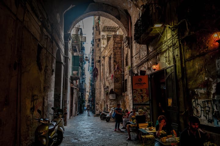Napoli, um grande cortiço para amar ou odiar