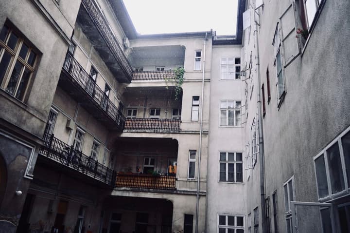Enquanto isso, lá fora ... Chove! Vista da janela do meu quarto do distrito gypsy :D