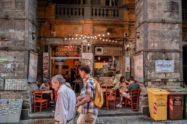Napoli, um grande cortiço para amar ou odiar